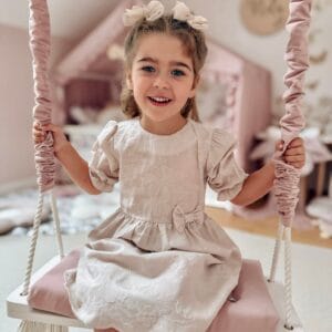 Rochiță crem cu broderie florală – eleganță delicată din bumbac 100% pentru fetițe rafinate