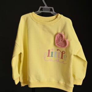 Bluză fetiță galbenă cu inimioară croșetată și imprimeu „Little Love” – Bumbac 100% | Moale și confortabilă