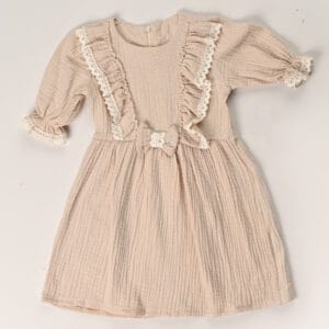 DSC_4421_fata Rochiță fetiță crem din muselină 100% bumbac – elegantă cu volănașe și dantelă