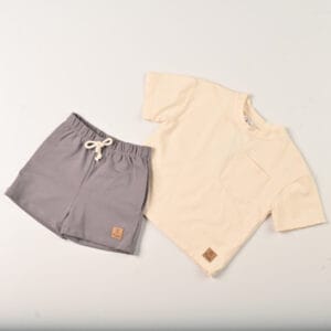 Compleu băieți tricou crem cu buzunar și pantaloni scurți gri – 100% bumbac