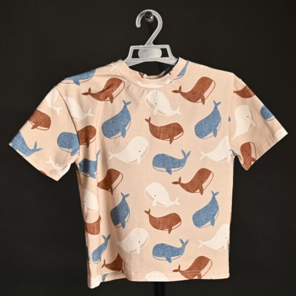 Compleu băieți bej cu balene albastre și pantaloni scurți maro – 100% bumbac - tricou - fata