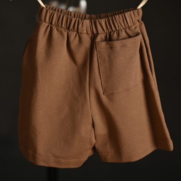 Compleu băieți bej cu balene albastre și pantaloni scurți maro – 100% bumbac - pantaloni spate