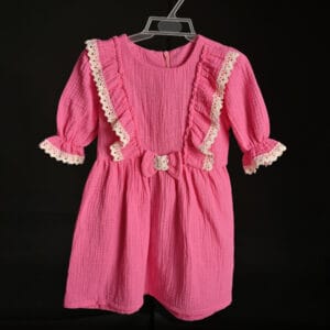 DSC_4969_fata Rochiță fetiță roz din muselină 100% bumbac – cu volănașe și dantelă elegantă
