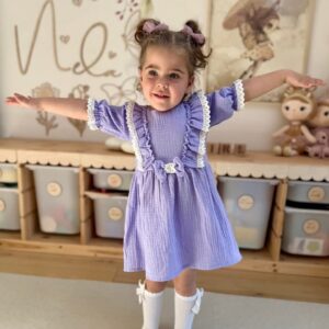 Rochiță fetiță mov pastel din muselină 100% bumbac – model cu volănașe și dantelă