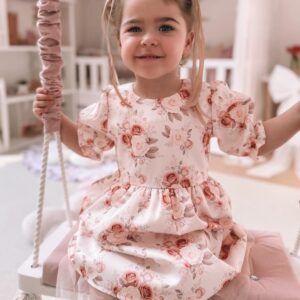 Rochie fete cu imprimeu floral vișiniu – elegantă, comodă, perfectă pentru vară